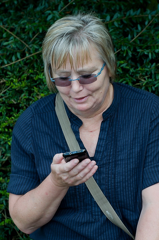 Anke Aasee BocholtD35_9214 als Smart-Objekt-1 Kopie.jpg - Aaaaanke - keine Reaktion - Anke ist im Galaxi Fieber. Ihr neues Handy kann außer Wäsche waschen und Kaffee kochen einfach alles was der Mensch so braucht.